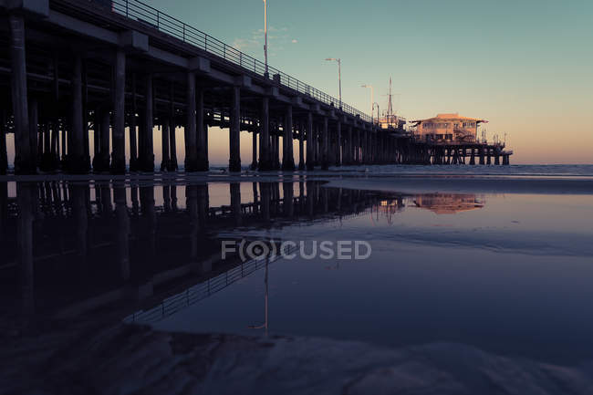 Santa Monica Pier bei Sonnenaufgang, los angeles, Kalifornien, Amerika, USA — Stockfoto