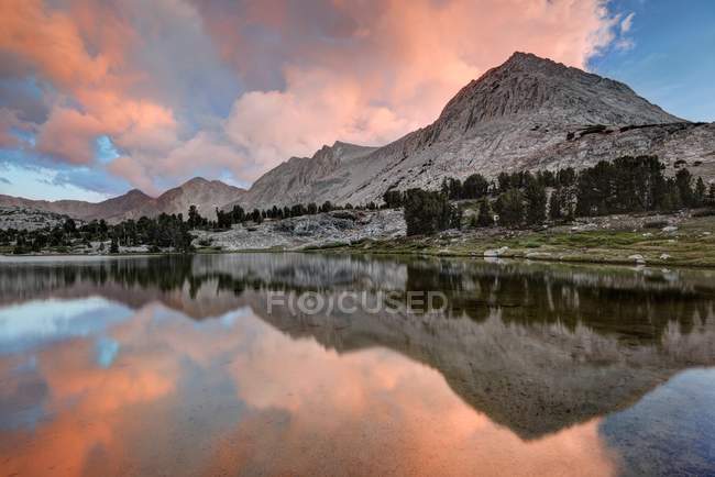 Riflessione sul monte Ickes nel lago, Kings Canyon National Park, USA — Foto stock