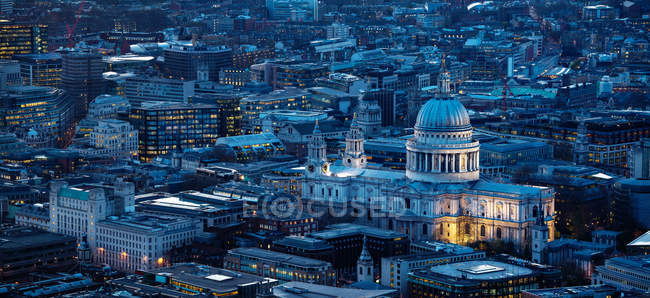 Catedral de San Pablo y la ciudad de Londres por la noche, Inglaterra, Reino Unido - foto de stock