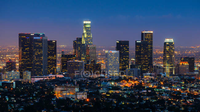 Vista panorámica de Los Ángeles por la noche, California, EE.UU. - foto de stock