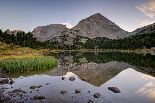 Mount hooker and pyramid peak from maes lake, Bridger-Teton National Forest, Wyoming, Stati Uniti d'America — Foto stock