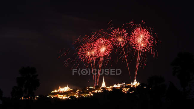 Vista panorámica del festival de fuegos artificiales en Khoa Wang, Phetchaburi, Tailandia - foto de stock