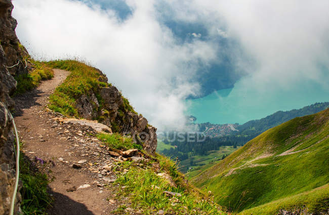 Vista panorámica del sendero en las montañas, Suiza - foto de stock