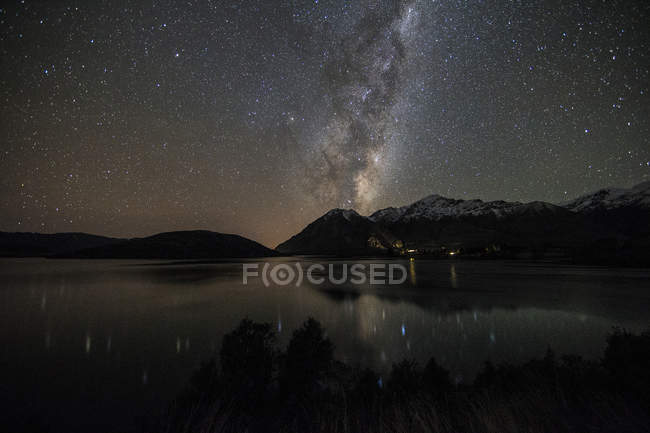 Vista panorámica del cielo nocturno sobre Islandia - foto de stock