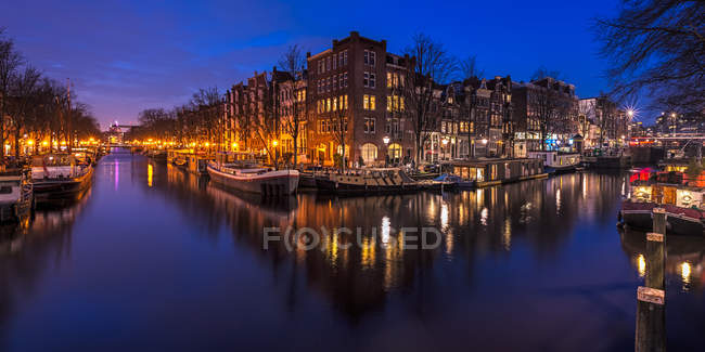 Живописный вид на Амстердамский канал ночью, Голландия — стоковое фото