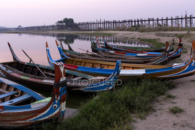 Barcos por U Bein Bridge, Mandalay, Myanmar — Fotografia de Stock