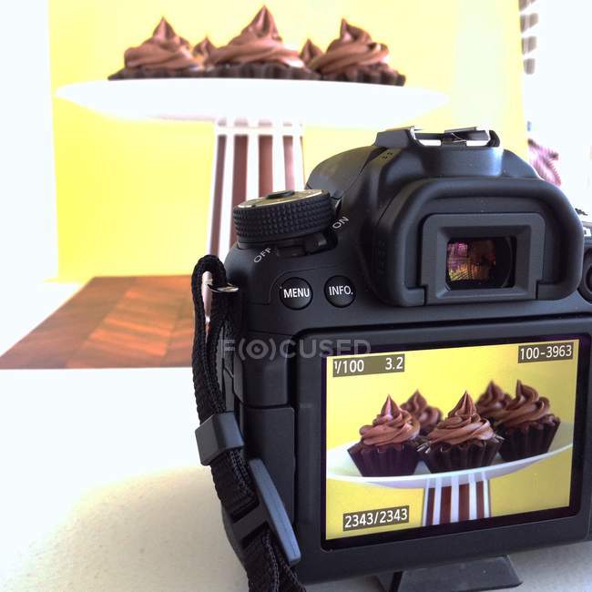 Vue rapprochée de photographier gâteau nature morte en studio — Photo de stock