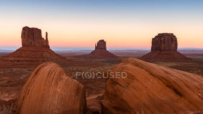 Вид на Миттенс и Меррик Бьютт, Долина Монументов, Аризона, США — стоковое фото