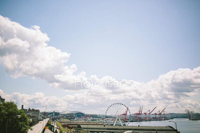 Vista panorâmica da paisagem nublada e roda gigante — Fotografia de Stock