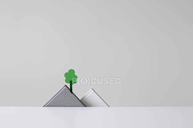 Konzeptionelle papiergefertigte Gebirgskette und Baum — Stockfoto