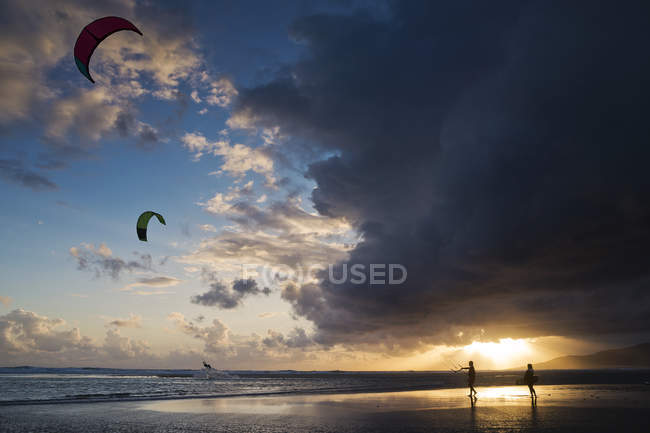 Two kite surfers on beach, Los Lances beach, Tarifa, Andalucia, Spain — Stock Photo