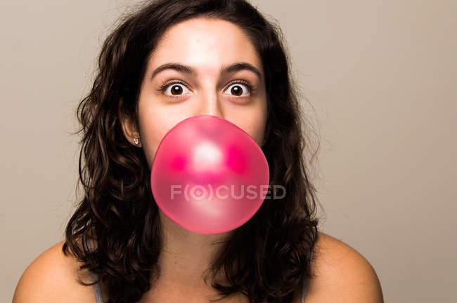 Retrato de mujer joven soplando burbuja burbuja de goma de mascar - foto de stock
