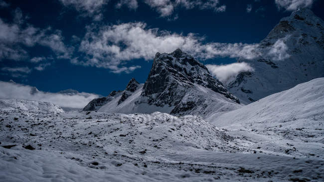 Bewölkter Himmel über schneebedeckten Bergen, Sagarmatha-Nationalpark, Chukhung-Tal, Nepal — Stockfoto