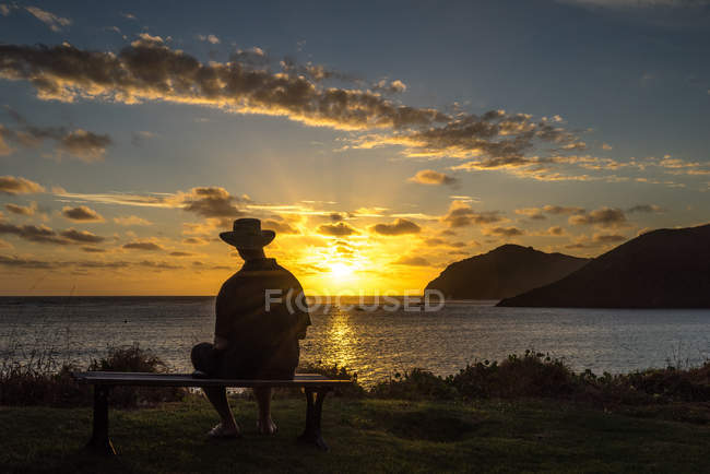 Silhouette dell'uomo che guarda al tramonto, Lord Howe Island, Nuovo Galles del Sud, Australia — Foto stock