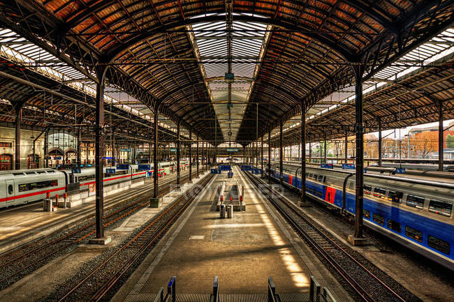 Vista panorâmica da plataforma ferroviária rmpty, Basileia, Suíça — Fotografia de Stock