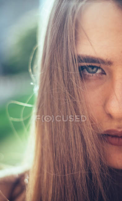 Retrato de mujer estricta con cabello castaño - foto de stock
