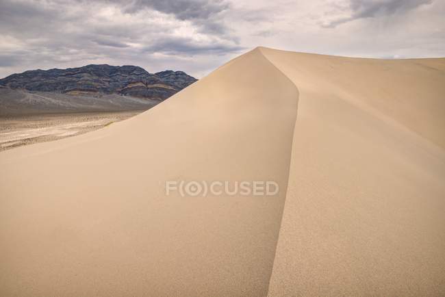 Мальовничим видом Америці Eureka піщані дюни, Долина смерті Національний парк, Каліфорнія, США — стокове фото