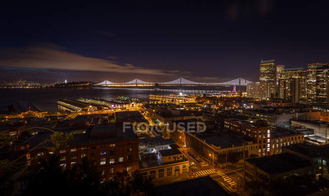 Мост Бей и городской пейзаж с Телеграфного холма, Сан-Франциско, Калифорния, Америка, США — стоковое фото