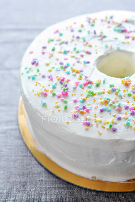 Close-up de bolo de comida de anjo com polvilhas multi-coloridas — Fotografia de Stock