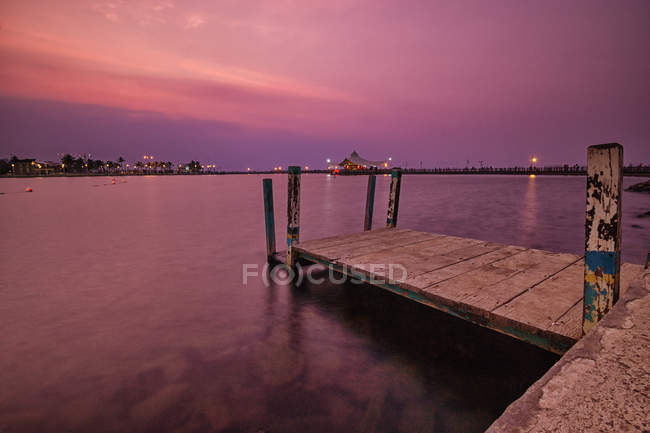 Vista panoramica sul molo di legno di Ancol Beach al tramonto, Jakarta, Indonesia — Foto stock