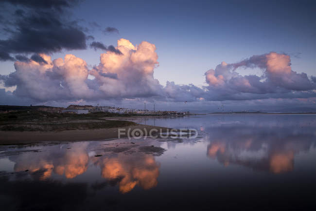 Cloudscape e reflexões, Los Lances praia, tarifa, Andaluzia, Espanha — Fotografia de Stock