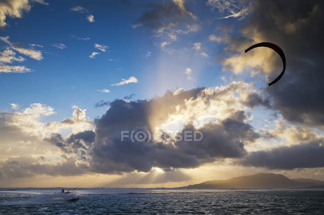 Silhouette del surfista degli aquiloni sulla spiaggia di Los Lances, Tarifa, Andaulcia, Spagna — Foto stock