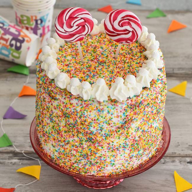 Primer plano de la torta de cumpleaños multicolor - foto de stock