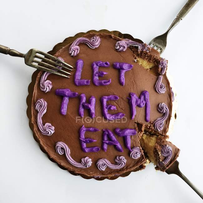 Torta al cioccolato con lasciarli mangiare messaggio torta, vista dall'alto — Foto stock