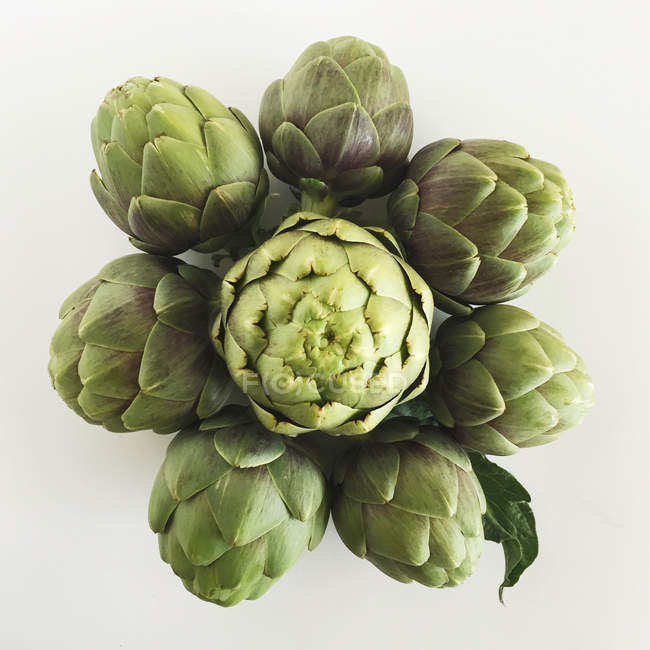 Artichokes in a flower pattern, food conncept — Stock Photo