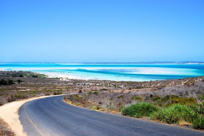 Vista panoramica di strada vuota, West Coast National Park, Western Cape, Sud Africa — Foto stock