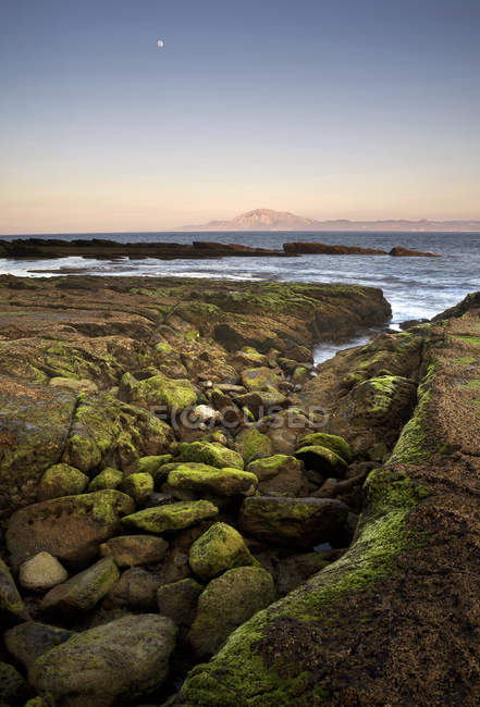 Vista panorâmica das rochas na praia, Tarifa, Andaluzia, Espanha — Fotografia de Stock
