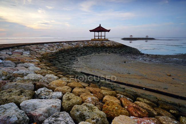 Мальовничим видом павільйону на Каранг пляжі, Санур, Балі, Індонезія — стокове фото