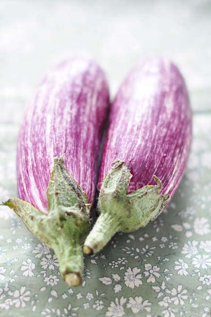 Two striped eggplants lying on kitchen table — Stock Photo