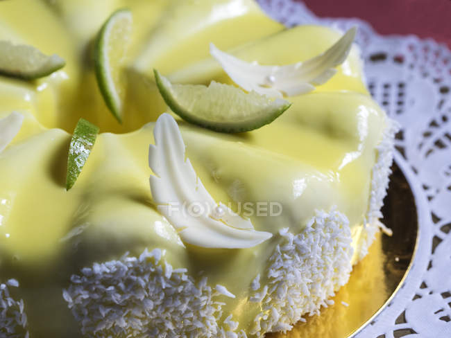 Delicioso bolo com chocolate branco e coco, tentação real — Fotografia de Stock