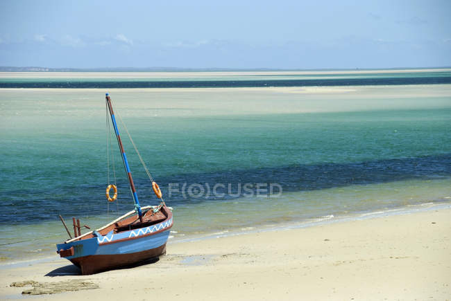 Vista panorámica de dhow en la playa, Inhambane, Mozambique - foto de stock