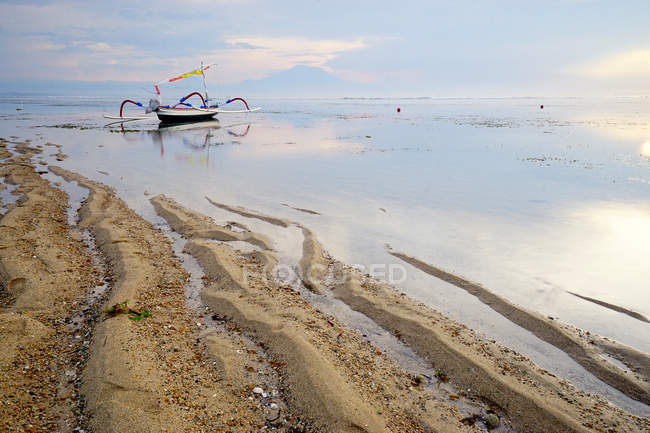 Мальовничим видом ловлячий рибу човен на пляжу Санур, Балі, Індонезія — стокове фото