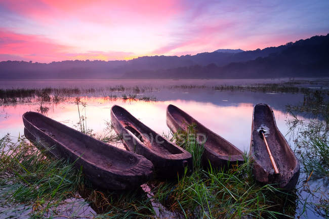 Vista panorâmica de quatro barcos ao pôr do sol, Lago Tamblingan, Bali, Indonésia — Fotografia de Stock