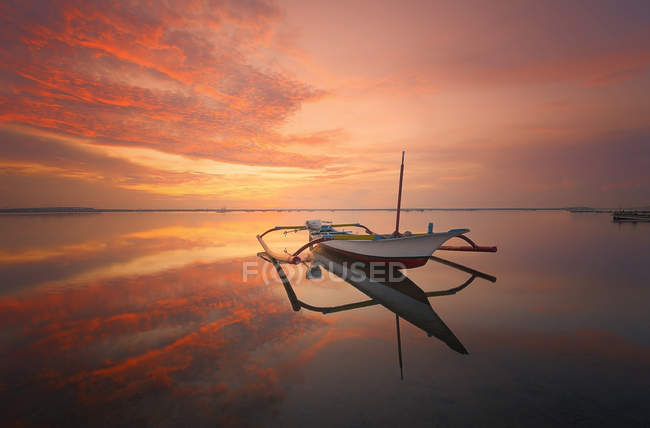 Мальовничий вид на човні на пляжі на захід сонця, Санур, Балі, Індонезія — стокове фото