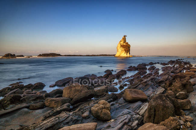 Vista panorámica de las rocas en la playa Tanjung Karang, Sawarna, Indonesia - foto de stock