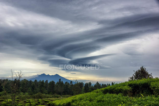 Cielo drammatico sul paesaggio rurale, Puncak, Indonesia — Foto stock