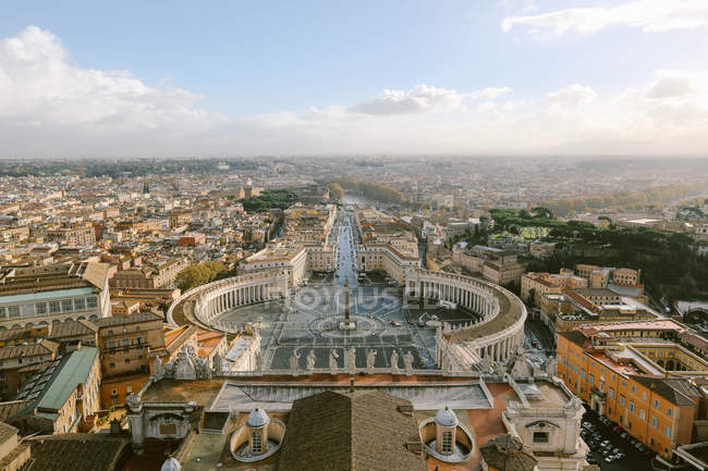 Elevated view of St. Peters Square and horizon over city, Vatican City, Vatican, Rome, Italy — Stock Photo