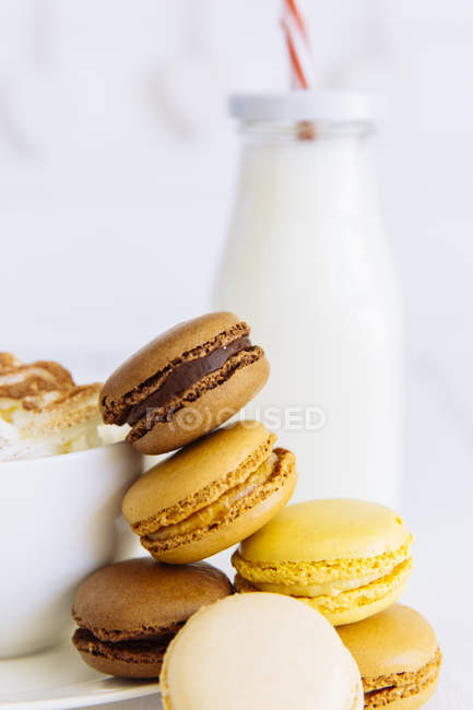 Composition alimentaire de macarons, lait et tasse à café — Photo de stock