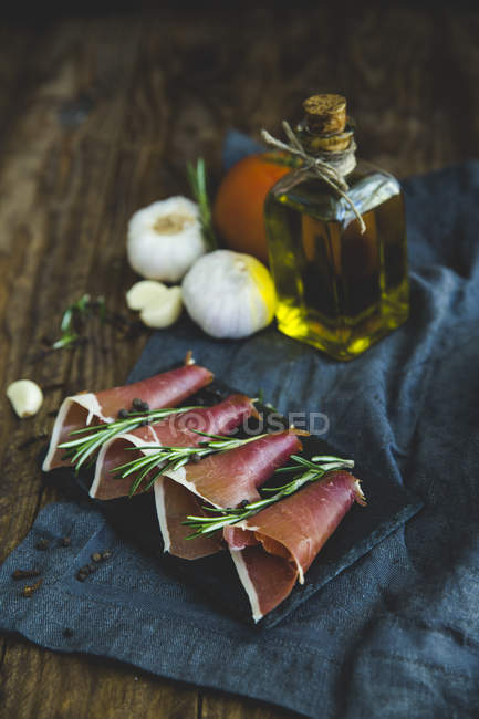 Fatias de saborosas tapas de presunto de iberico sobre mesa de madeira — Fotografia de Stock