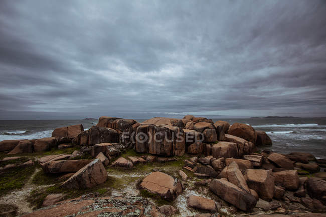 Vista panorâmica de Pedra do frade rocks, Laguna beach, Santa Catarina, Brasil — Fotografia de Stock