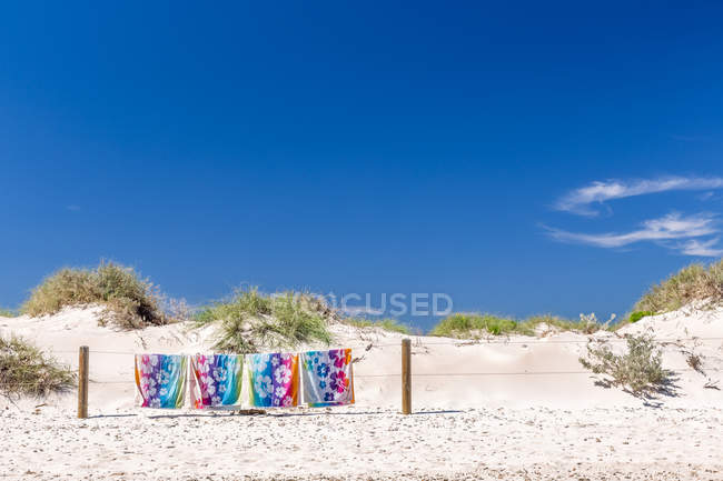Malerischer Blick auf Handtücher, die an der Wäscheleine am Strand hängen — Stockfoto
