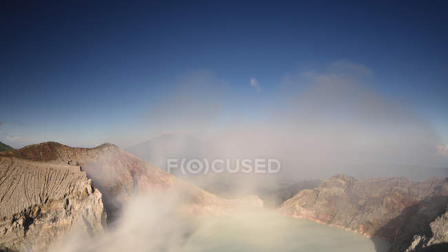 Majestueux cratère d'Ijen dans le brouillard, Java Est, Indonésie — Photo de stock