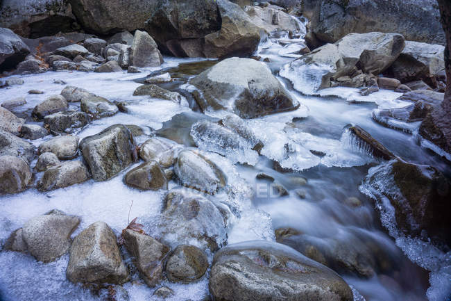 Vista panorámica del arroyo en invierno, Yosemite Valley, California, América, EE.UU. - foto de stock