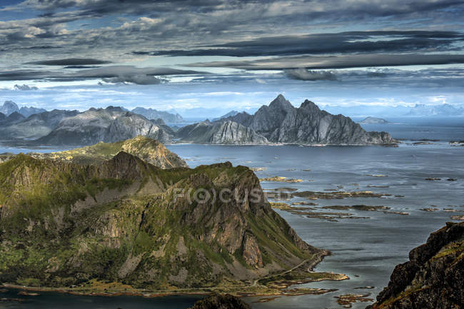 Majestuosa vista de la montaña Justadtind, Islas Lofoten, Noruega - foto de stock
