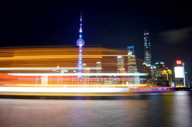 Vista panorámica de Pudong Skyline por la noche, Shanghái, China - foto de stock
