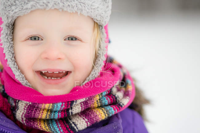 Retrato de uma menina sorridente usando roupas de inverno — Fotografia de Stock